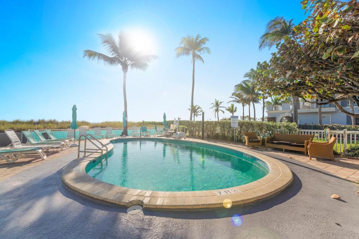 Pool Beachfront *